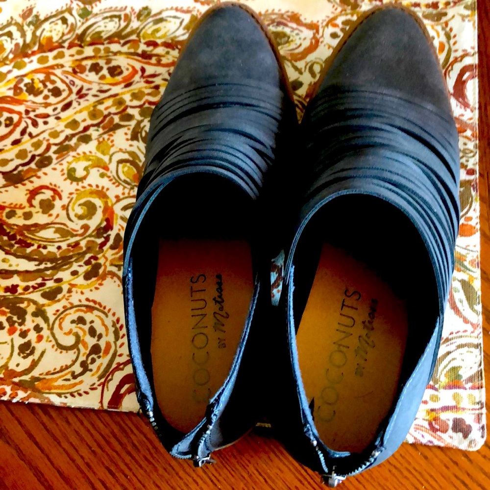 Gray, frayed “coconuts” brand shoe/low booties